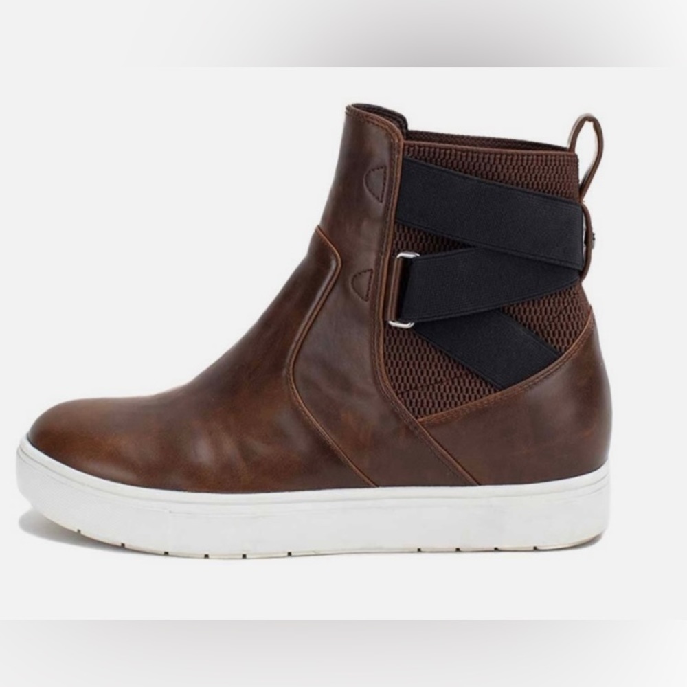 Yellow box Maisee boot size 9